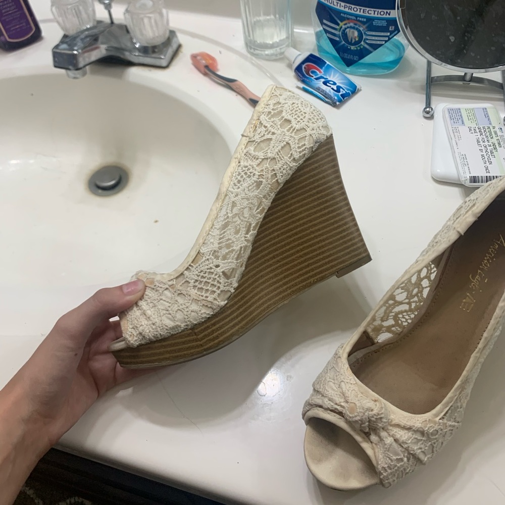 Laced wedges